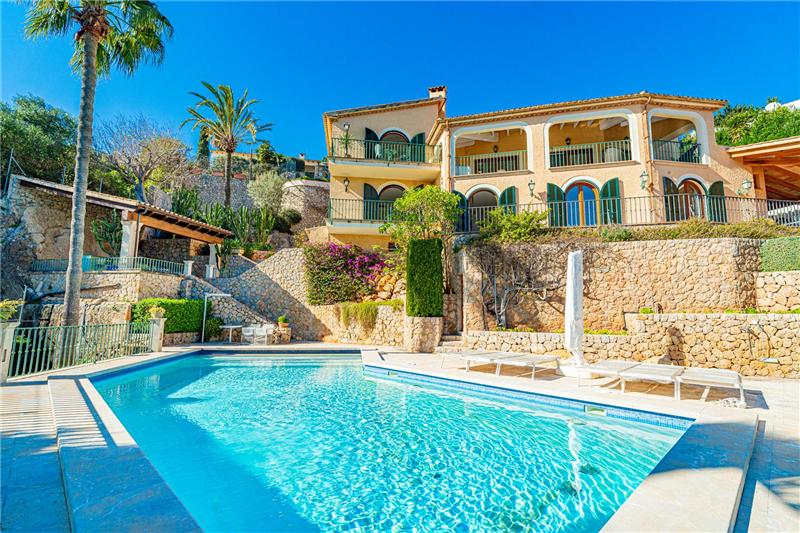 Villa on plot of approx. 2.615m2 with unobstructed views,